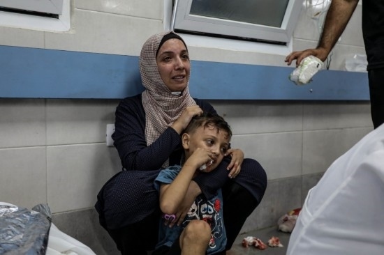 11月3日，人們在加沙城希法醫(yī)院接受治療。新華社發(fā)