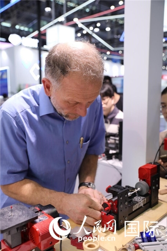 第25屆中國國際高新技術(shù)成果交易會(huì)15日在深圳開幕，圖為展商現(xiàn)場演示精密加工工具。人民網(wǎng)記者 魯揚(yáng)攝