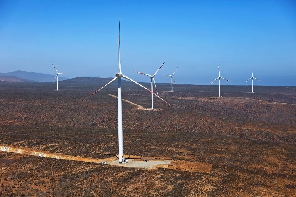 這是2023年2月14日拍攝的位于智利中部沿海的蓬塔謝拉風(fēng)電場。蓬塔謝拉風(fēng)電場是中國在智利投資建設(shè)的首個(gè)風(fēng)電場，2018年正式投產(chǎn)發(fā)電，可滿足13萬戶家庭的用電需求，同時(shí)每年還能減少15.7萬噸碳排放。