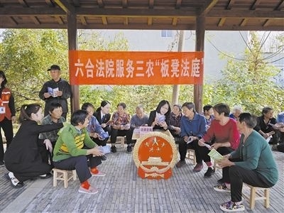  圖③：干警向附近農(nóng)戶(hù)解讀相關(guān)法律法規(guī)。