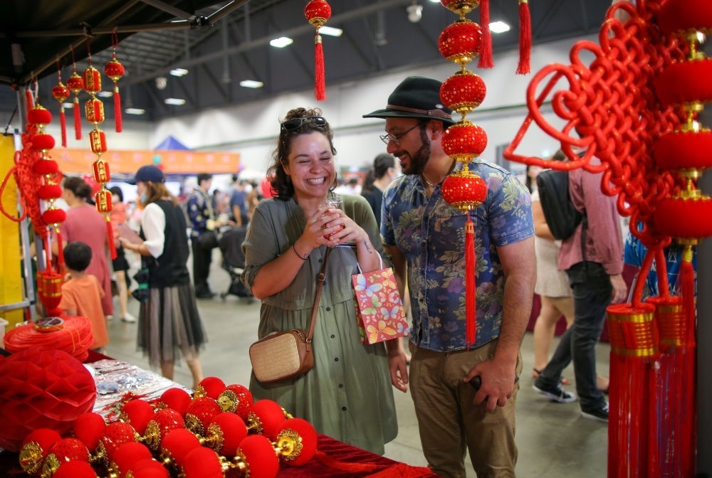 2023年1月21日，在新西蘭奧克蘭舉行的迎接中國農(nóng)歷春節(jié)活動(dòng)上，人們購買新春裝飾品。這個(gè)活動(dòng)吸引當(dāng)?shù)厣先f名各族裔民眾聚集一起，共迎中國春節(jié)。