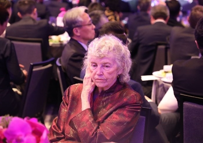 當(dāng)?shù)貢r(shí)間11月15日晚，國(guó)家主席習(xí)近平在美國(guó)舊金山出席美國(guó)友好團(tuán)體聯(lián)合舉行的歡迎宴會(huì)。在熱烈的掌聲中，習(xí)近平發(fā)表重要演講。圖為參加晚宴人士認(rèn)真聆聽演講。人民日?qǐng)?bào)記者 李志偉 攝