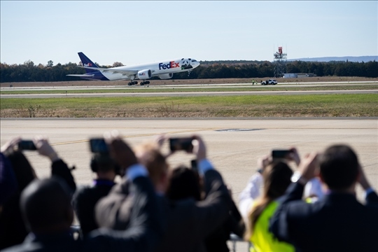 2023年11月8日，運(yùn)送大熊貓的專機(jī)從美國(guó)弗吉尼亞州的華盛頓杜勒斯國(guó)際機(jī)場(chǎng)起飛。旅居美國(guó)的大熊貓“美香”“添添”和它們?cè)谌A盛頓出生并長(zhǎng)大的雄性幼崽“小奇跡”當(dāng)天啟程返回中國(guó)。新華社記者 劉杰攝