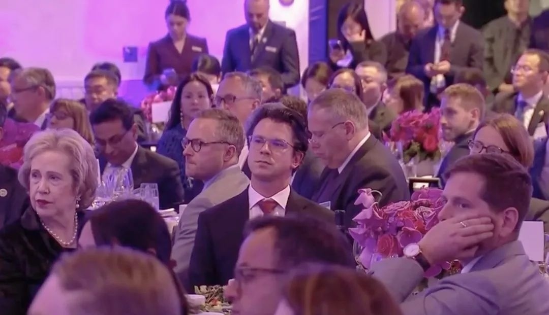 △當?shù)貢r間11月15日晚，習近平主席在美國友好團體聯(lián)合歡迎宴會上發(fā)表演講。圖為參加宴會的人士認真聆聽演講。