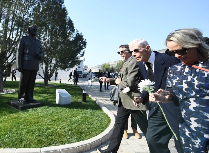 10月30日，在北京，飛虎隊(duì)老兵哈里·莫耶（中）向陳納德將軍雕像獻(xiàn)花。