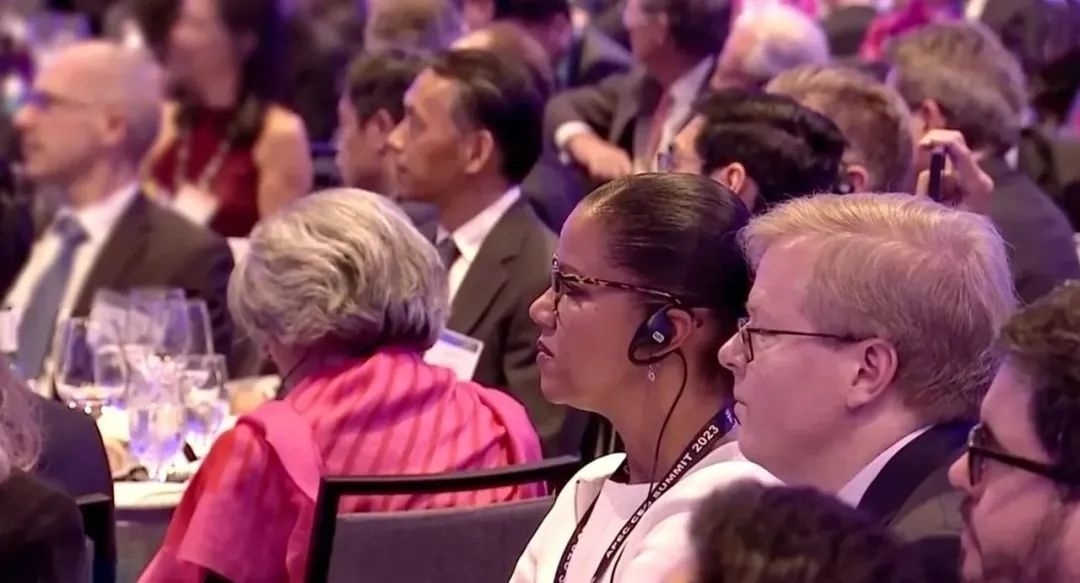 △參加宴會的人士認真聆聽演講。