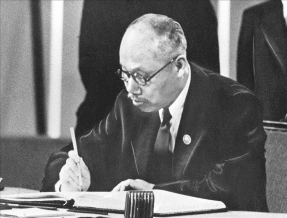 董必武在《聯(lián)合國(guó)憲章》上簽名。新華社發(fā)