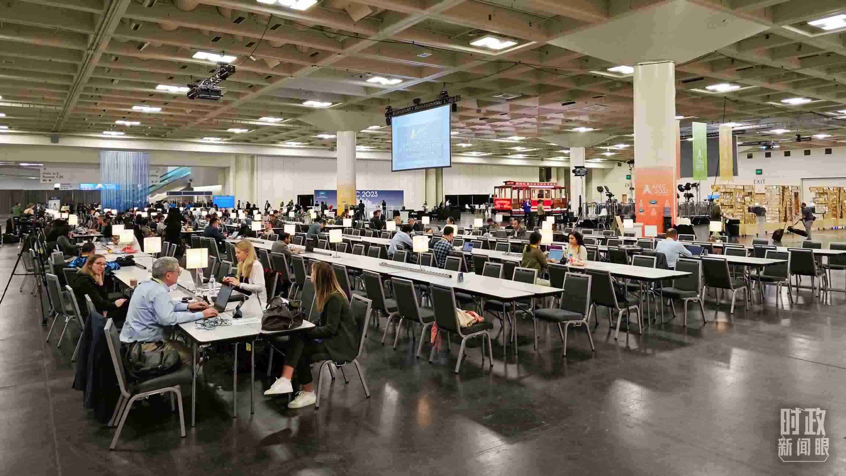 △APEC會議國際媒體中心，各國記者正在工作。（總臺央視記者王哈男拍攝）