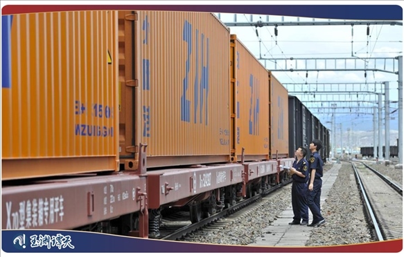 ｜｜新疆阿拉山口，中歐班列從這里經(jīng)過(guò)