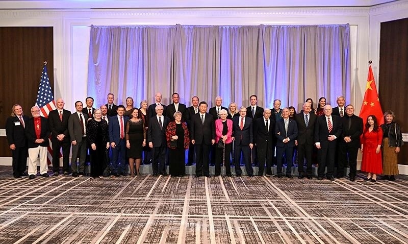 △當(dāng)?shù)貢r間11月15日晚，習(xí)近平主席在美國舊金山出席美國友好團(tuán)體聯(lián)合舉行的歡迎宴會。這是宴會開始前，習(xí)近平主席同友好人士代表親切交談并合影留念。