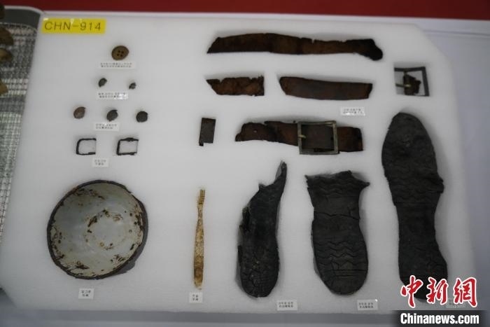 當地時間11月22日上午，第十批在韓中國人民志愿軍烈士遺骸裝殮儀式在韓國舉行。圖為裝殮儀式現場拍攝的部分志愿軍烈士遺物。中新社記者劉旭 攝