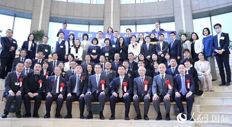 到場嘉賓與中國駐日本大使吳江浩合影留念。人民網(wǎng) 許可攝