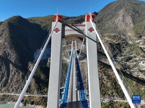 11月25日，列車通過麗香鐵路金沙江特大橋（無人機照片）。