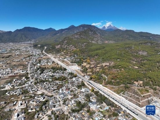 11月25日在麗江市境內(nèi)拍攝的即將開通的麗香鐵路（無人機照片）。