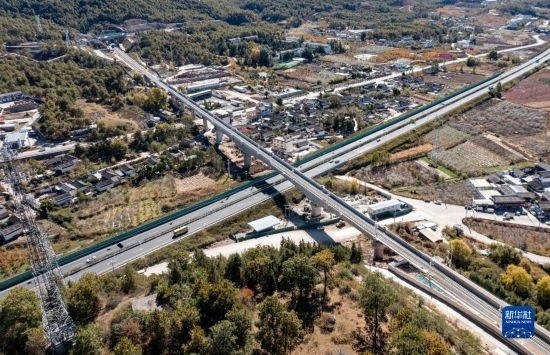 11月25日在麗江市境內(nèi)拍攝的即將開通的麗香鐵路（無人機照片）。