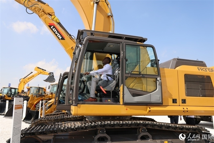 嘉賓參觀體驗(yàn)山東重工產(chǎn)品。人民網(wǎng)記者 任皓宇攝