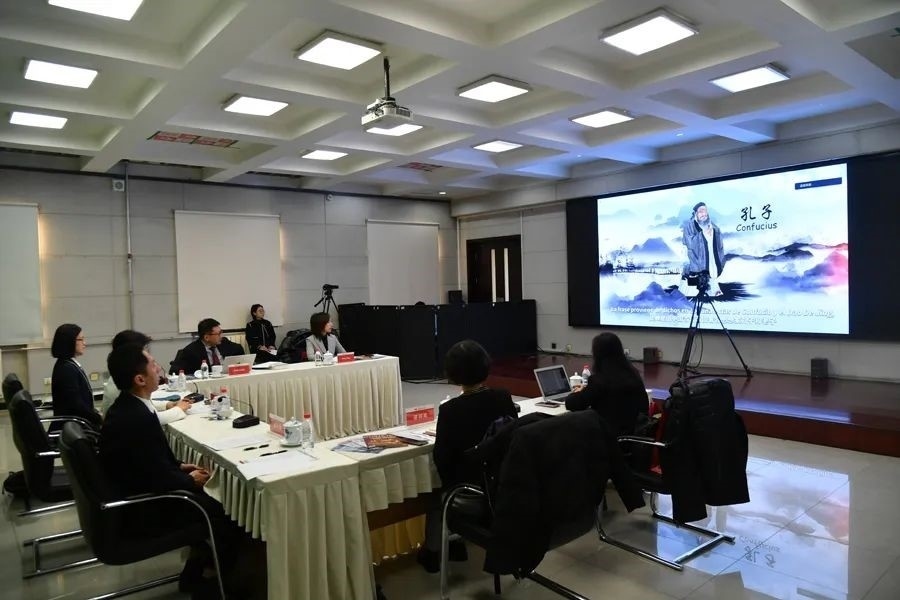 與會(huì)嘉賓觀看由美洲中心策劃制作的“一帶一路”主題視頻節(jié)目《習(xí)語用典——大道不孤 眾行致遠(yuǎn)》。