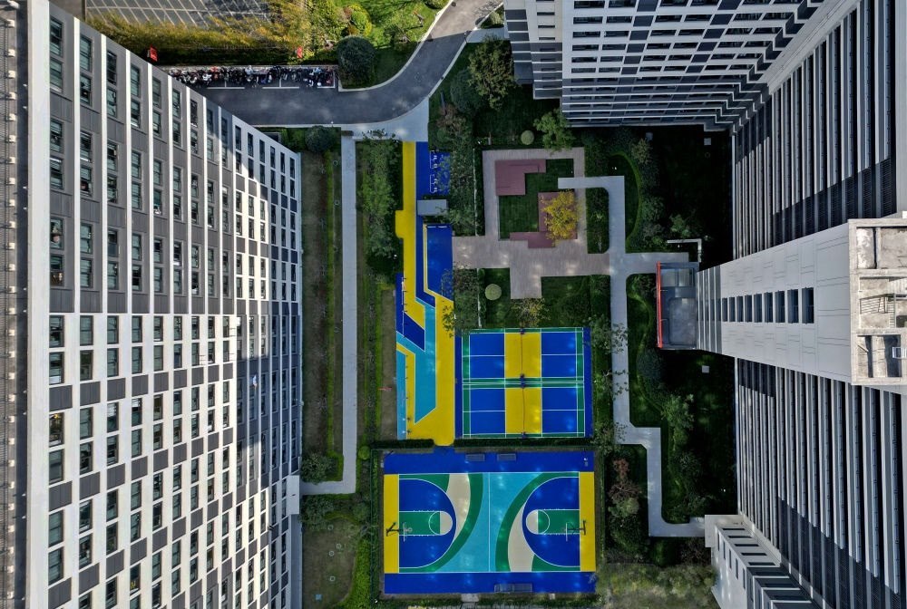 社區(qū)內(nèi)的運動場地設(shè)施（無人機照片）。