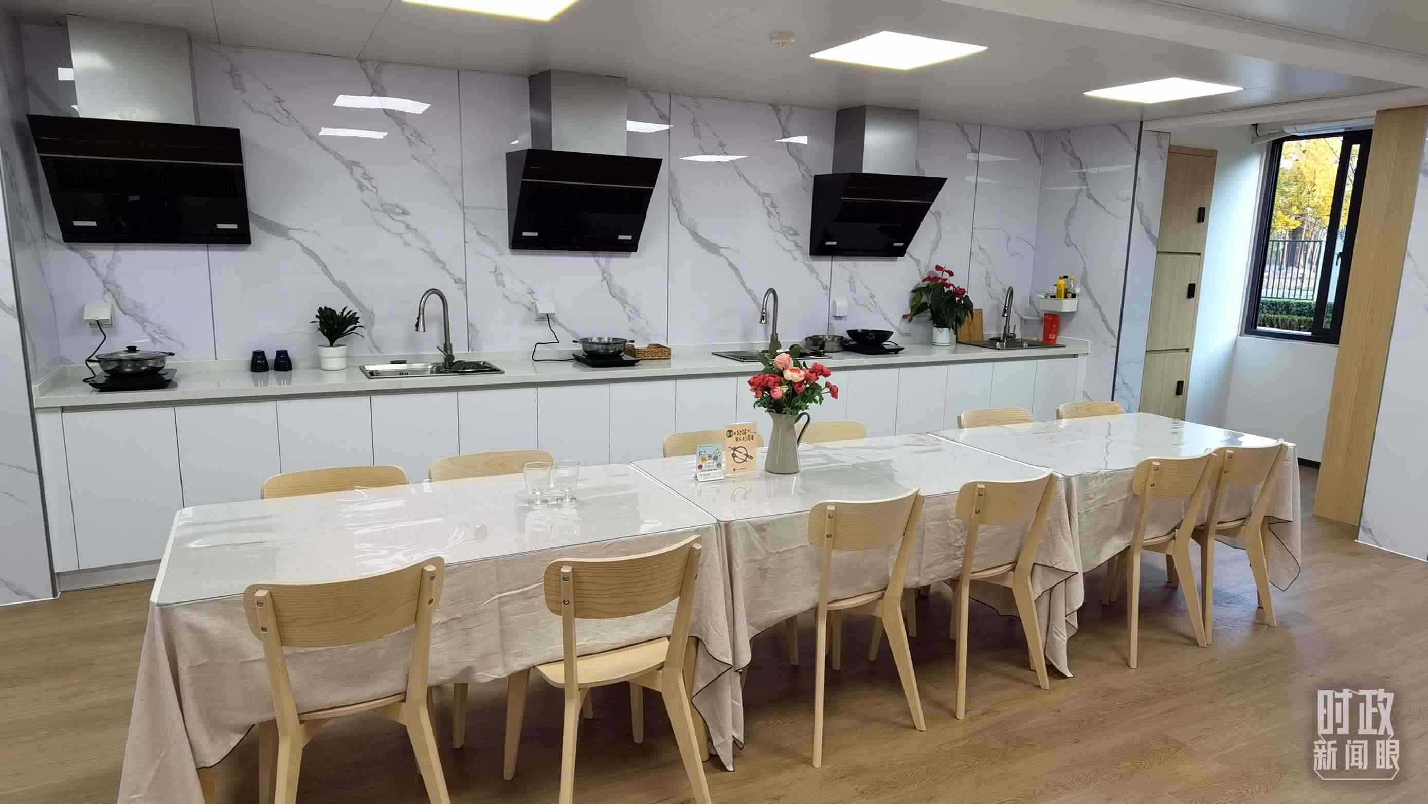 △閔行區(qū)新時(shí)代城市建設(shè)者管理者之家內(nèi)的共享廚房。（總臺(tái)央視記者郭鴻拍攝）