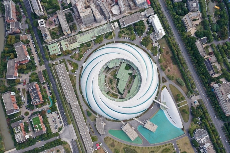 位于上海張江科學(xué)城的國(guó)家大科學(xué)裝置上海光源（2020年10月26日攝，無(wú)人機(jī)照片）。