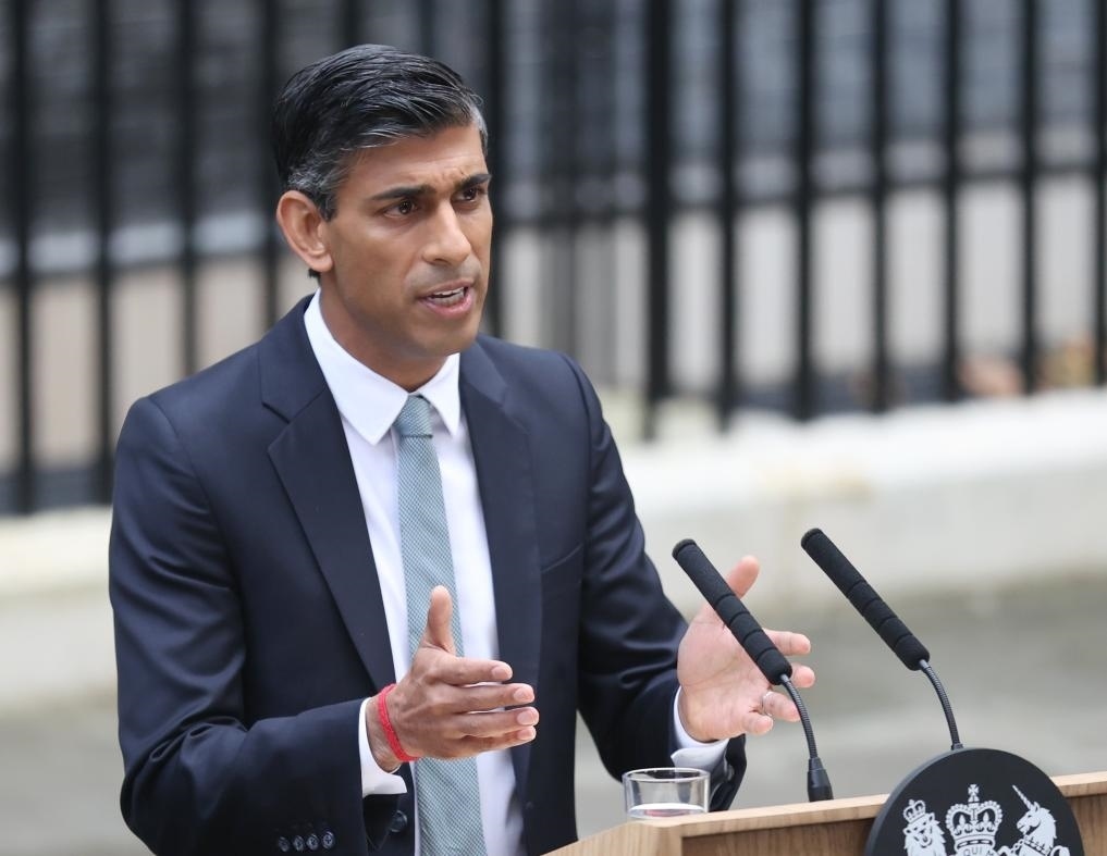 2022年10月25日，里?！ぬK納克在英國(guó)倫敦唐寧街10號(hào)首相府前發(fā)表講話。新華社記者李穎攝