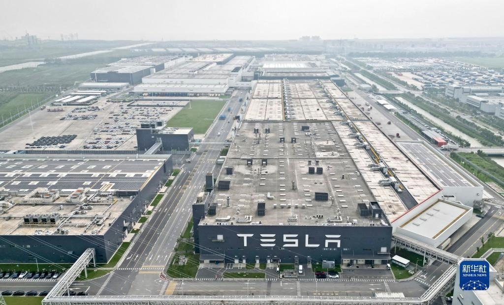 這是在中國（上海）自由貿易試驗區(qū)臨港新片區(qū)拍攝的特斯拉上海超級工廠（2023年9月26日攝，無人機照片）。新華社記者 劉穎 攝