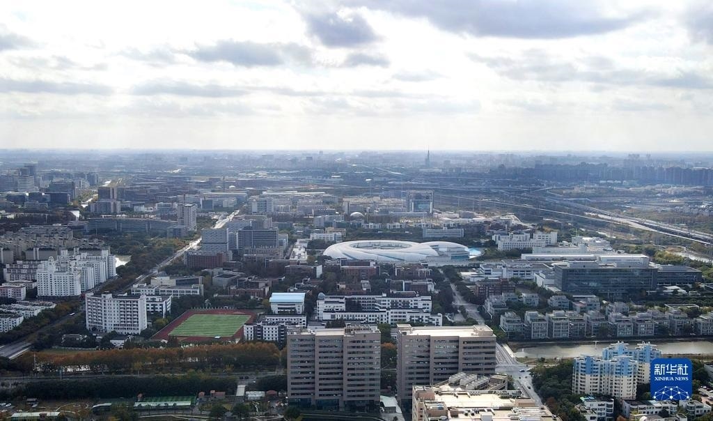 這是2023年11月25日在上海浦東新區(qū)張江科學城拍攝的形如鸚鵡螺的大科學裝置上海光源（中）（無人機照片）。新華社記者 方喆 攝