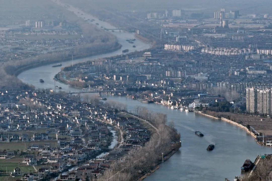 2月16日，貨船行駛在京杭大運河江蘇寶應段。新華社發(fā)（沈冬兵攝）