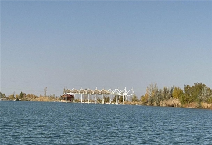 2023年11月1日，督察組拍攝到弱水花海景區(qū)建有人工湖及水上游樂設(shè)施。（中央第四生態(tài)環(huán)境保護(hù)督察組供圖）