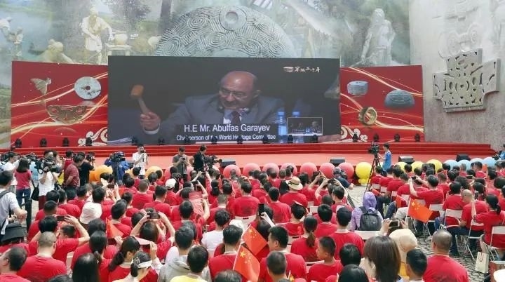 2019年7月6日，杭州市民揮舞國(guó)旗慶祝良渚古城遺址獲準(zhǔn)列入世界遺產(chǎn)名錄。記者 吳煌 倪雁強(qiáng) 攝