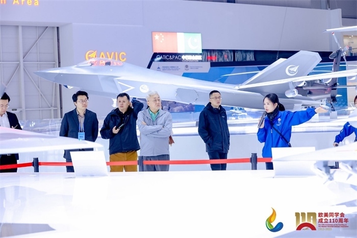 參會嘉賓和留學(xué)歸國人員參觀珠海太空中心。主辦方供圖