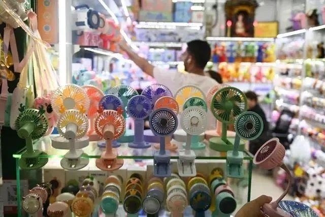 △近期，客商在浙江義烏國際商貿(mào)城采購商品。