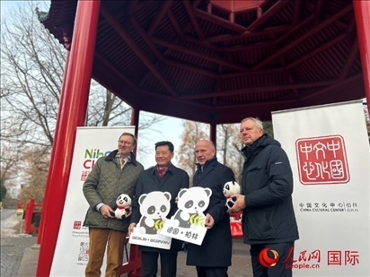 中國文化中心組織的主題活動現(xiàn)場。從左至右依次為柏林動物園園長克尼里姆、中國駐德國大使吳懇、柏林市長韋格納、柏林動物園監(jiān)事會主席布魯克曼。人民網(wǎng)記者 徐馨攝