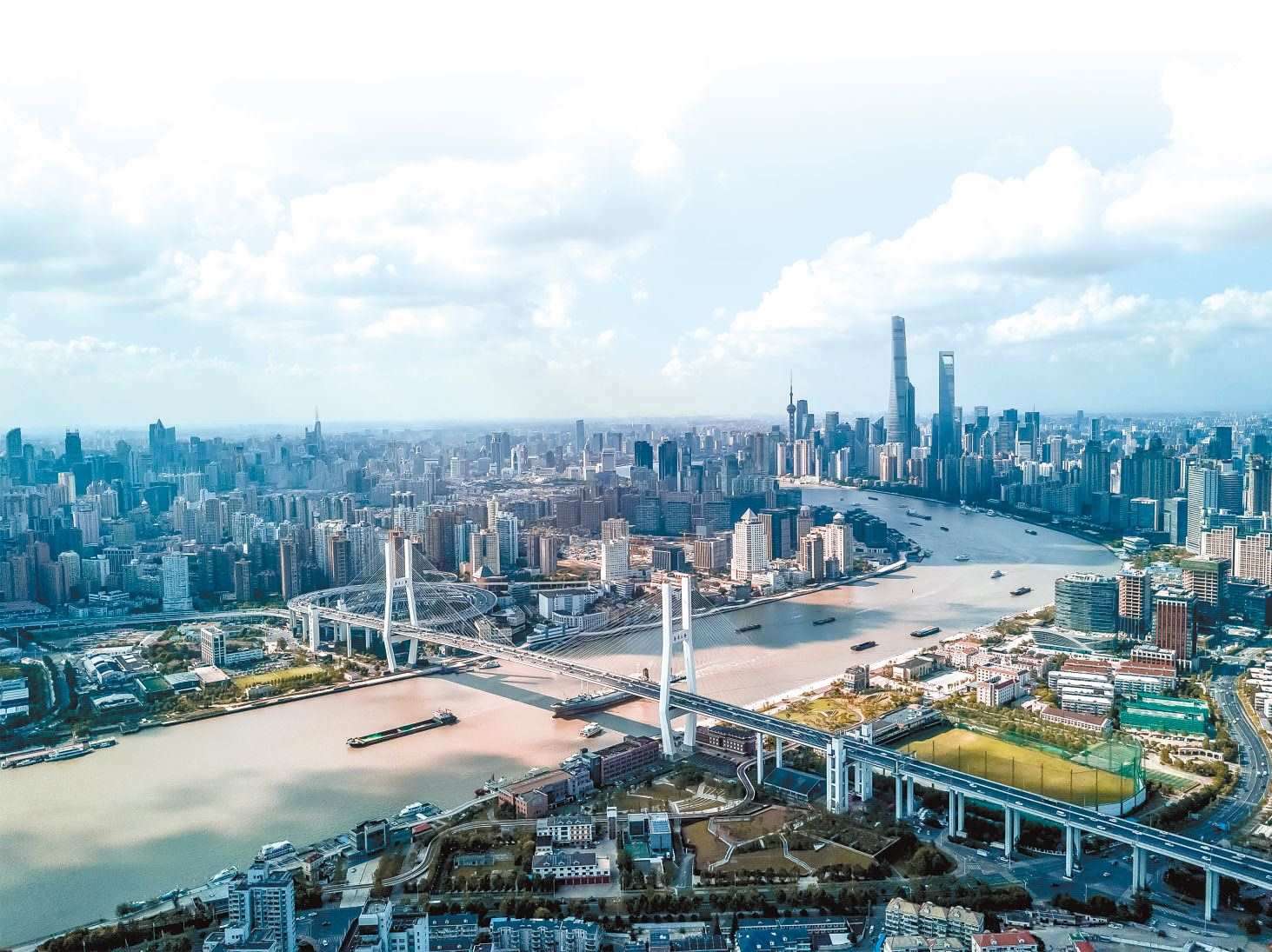  潮起東方 上海黃浦江兩岸高樓林立，風(fēng)光無限。近年來，上海以開放創(chuàng)新之姿，謀劃推動高質(zhì)量發(fā)展，奮力開創(chuàng)長三角一體化新局面。 德國籍導(dǎo)演、建筑師、攝影師 馬克·西格蒙德攝 “起初，我被東方古國的悠久歷史文化吸引來到中國。在上海生活的10多年間，我見證了這座城市的發(fā)展歷程，也感受到它兼具傳統(tǒng)與現(xiàn)代的獨特魅力。”