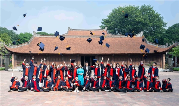 12月9日，越南首都河內(nèi)一所高中的學(xué)生在文廟內(nèi)合影留念。