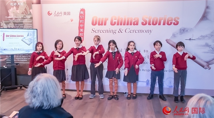 肯辛頓韋德預(yù)備學(xué)校小學(xué)生表演。人民網(wǎng) 郭錦標(biāo)攝