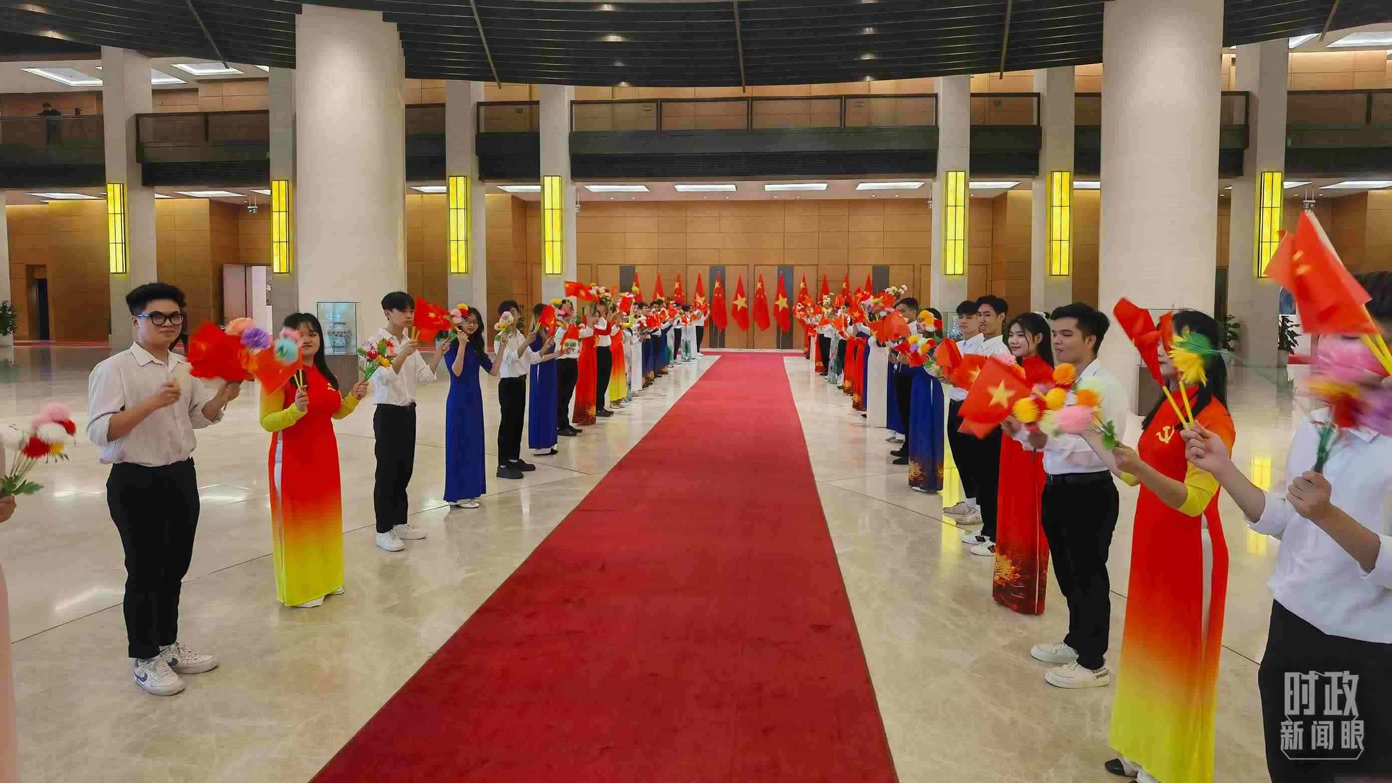 △夾道歡迎的當(dāng)?shù)厍嗄?。（總臺(tái)央視記者周志國(guó)拍攝）