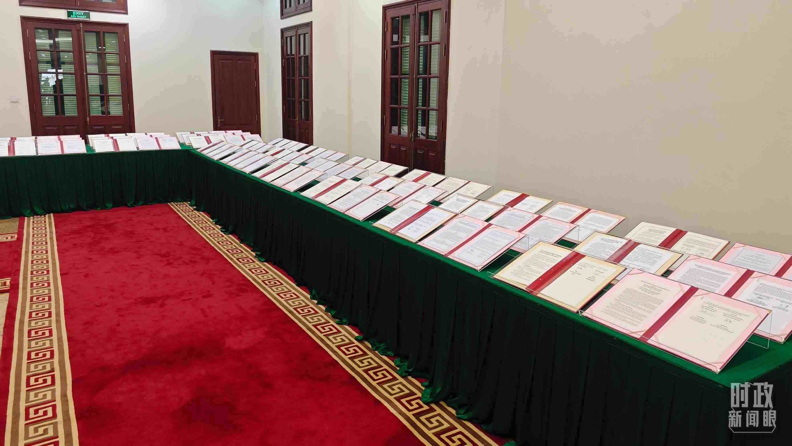 △會(huì)談后，兩黨總書(shū)記共同見(jiàn)證雙方簽署的雙邊合作文件展示，涵蓋共建“一帶一路”等30多個(gè)領(lǐng)域。（總臺(tái)央視記者耿小龍拍攝）