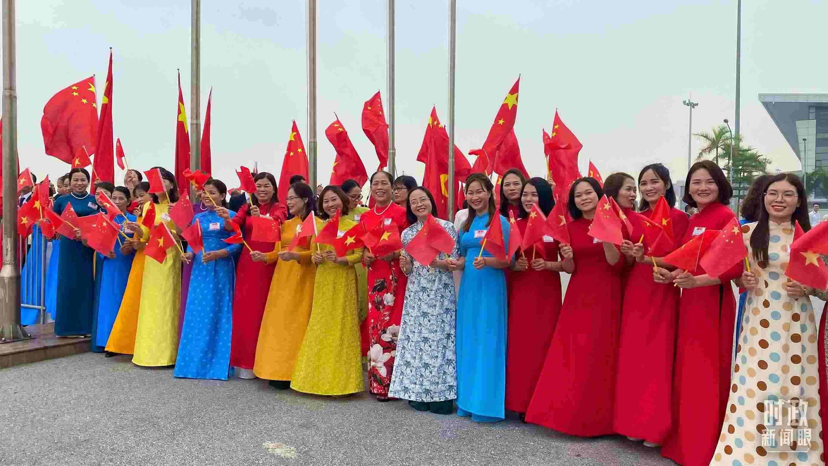 △專(zhuān)機(jī)抵達(dá)前，400多名中越各界代表手持兩黨兩國(guó)旗幟翹首以盼。（總臺(tái)央視記者李增仁拍攝）