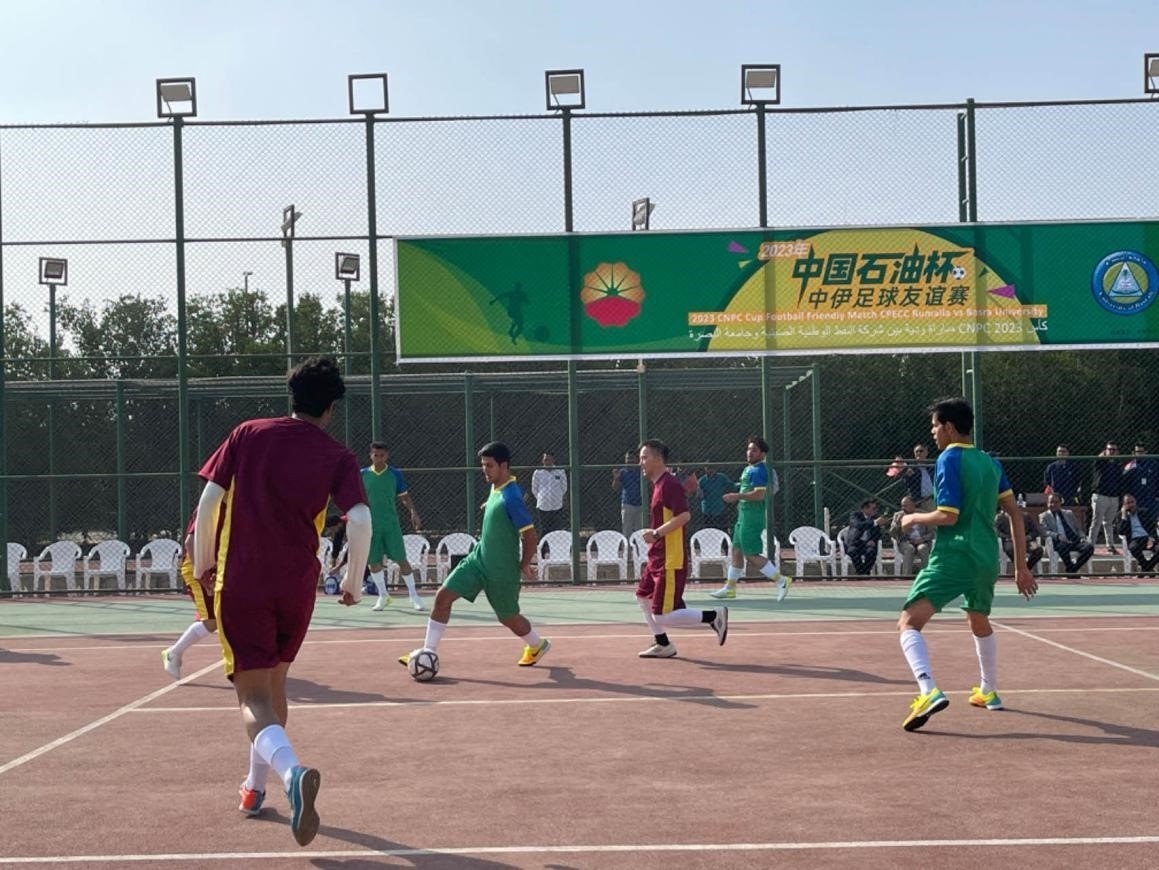 12月14日，中國(guó)石油（伊拉克）魯邁拉片區(qū)舉辦公共開(kāi)放日和足球友誼賽。中國(guó)石油工程建設(shè)有限公司魯邁拉項(xiàng)目代表隊(duì)與巴士拉大學(xué)代表隊(duì)進(jìn)行了比賽，巴士拉大學(xué)代表隊(duì)獲勝。文學(xué)軍攝