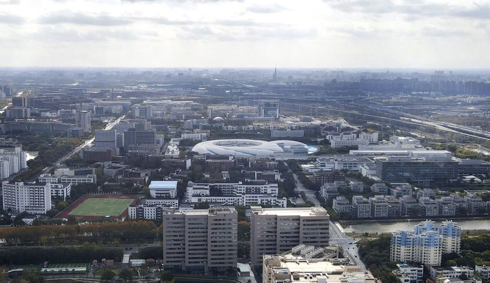 這是2023年11月25日在上海浦東新區(qū)張江科學(xué)城拍攝的形如鸚鵡螺的大科學(xué)裝置上海光源（中）（無人機(jī)照片）。新華社記者 方喆 攝