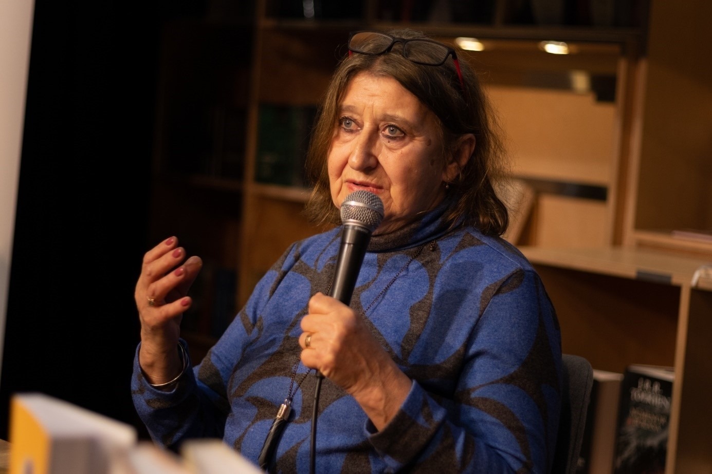 埃娃介紹作品。摩爾多瓦尼·巴爾納巴斯攝