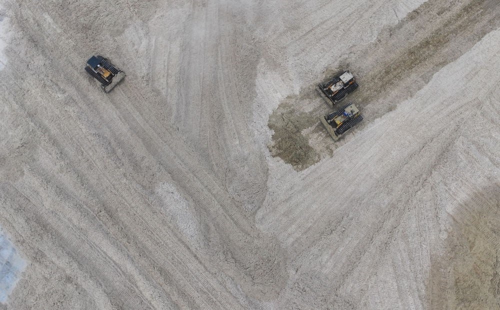 12月12日，在廣西湘桂華糖制糖集團(tuán)來(lái)賓紙業(yè)有限責(zé)任公司，工作人員在整理蔗渣（無(wú)人機(jī)照片）。