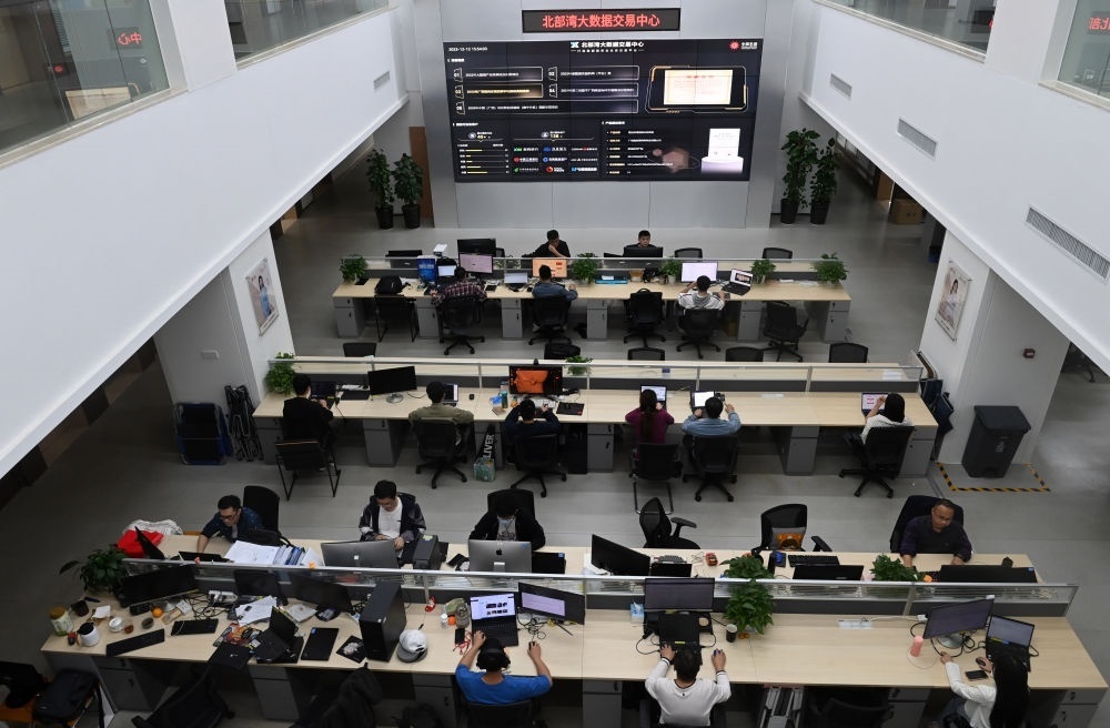 中國(guó)—東盟信息港員工在工作中。