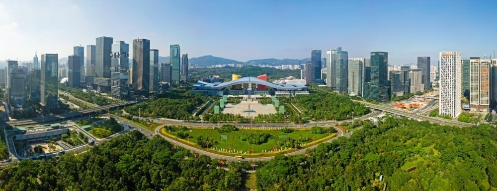 這是在廣東省深圳市拍攝的深圳市民中心和蓮花山公園一線（2020年10月2日攝，無人機(jī)照片）。新華社記者 梁旭 攝
