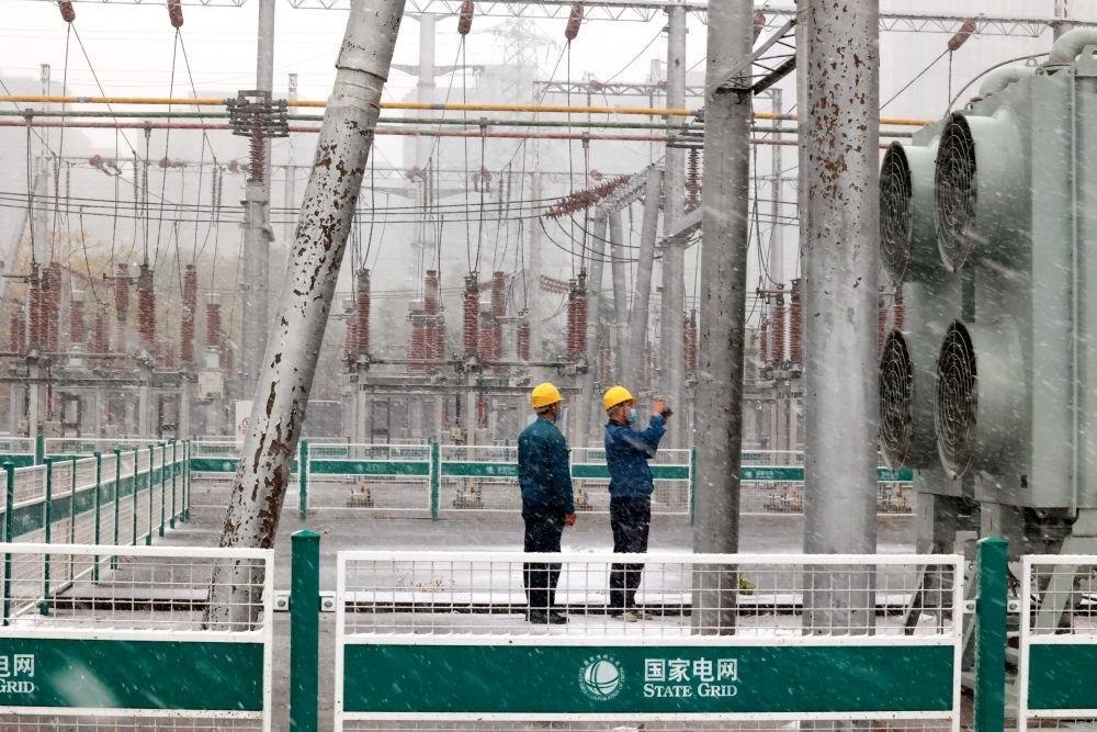 △國網(wǎng)壽光市供電公司變電運維人員在檢查變電站積雪情況。