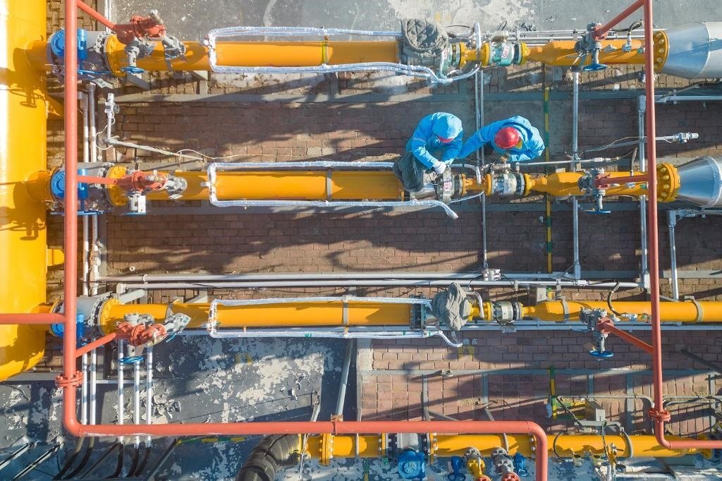 12月17日，黑龍江省哈爾濱市中慶燃?xì)庥邢挢?zé)任公司成高子門站的工作人員在進(jìn)行設(shè)備巡檢，保障燃?xì)夤?yīng)（無(wú)人機(jī)照片）。 新華社記者 張濤 攝