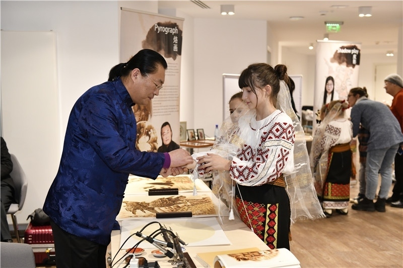 圖為羅馬尼亞小學(xué)生在現(xiàn)場(chǎng)體驗(yàn)烙畫。 布加勒斯特中國文化中心供圖