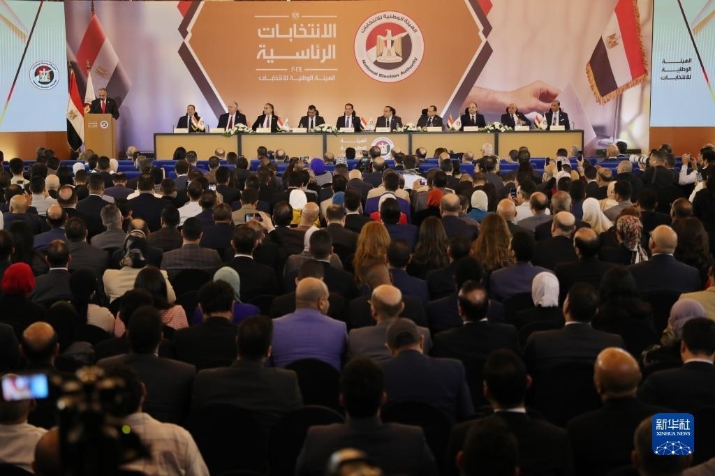 這是12月18日在埃及首都開羅拍攝的埃及全國選舉委員會新聞發(fā)布會現(xiàn)場。新華社發(fā)（艾哈邁德·戈馬攝）