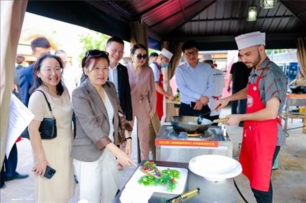 嘉賓現(xiàn)場觀摩。阿聯(lián)酋上?？偵虝咄l(xiāng)會供圖